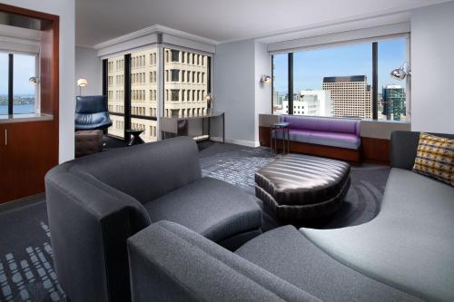 Superior Suite, 1 King, Corner, City View