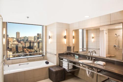 Superior Suite, 1 King, Corner, City View