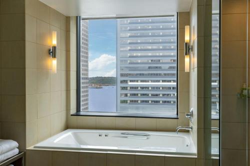 Superior Suite, 1 King, Corner, City View