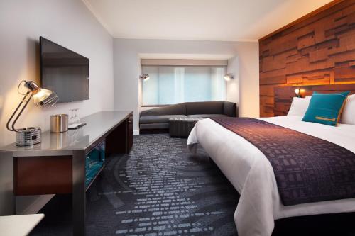 Deluxe, Guest room, 1 King, Skyline view, High floor