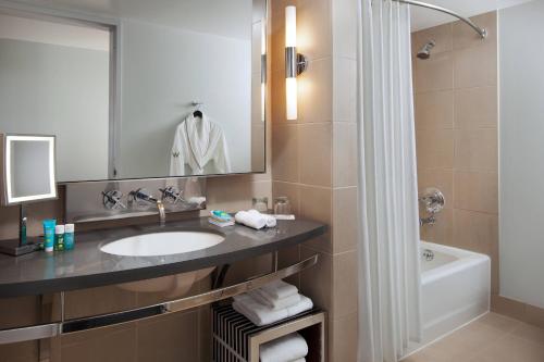 Deluxe, Guest room, 1 King, Skyline view, High floor