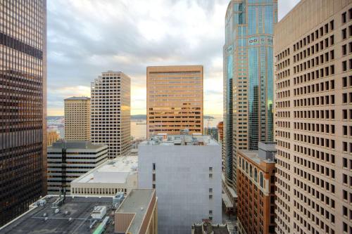 Studio, Studio Suite, 1 King, City view, Corner room