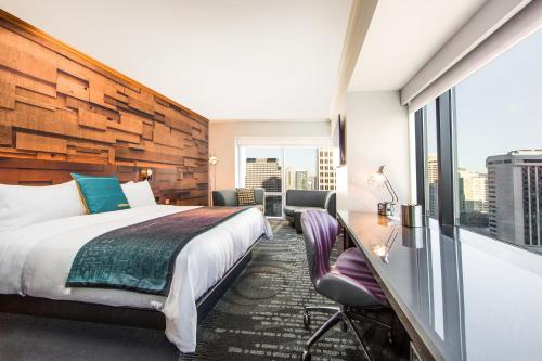 Fantastic, Studio Suite, 1 King, City view, Corner room