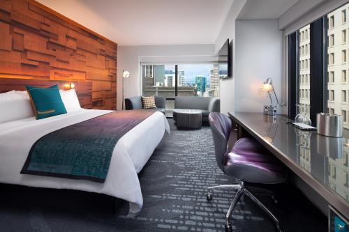 Fantastic, Studio Suite, 1 King, City view, Corner room