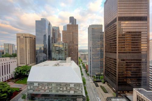Fantastic, Studio Suite, 1 King, City view, Corner room