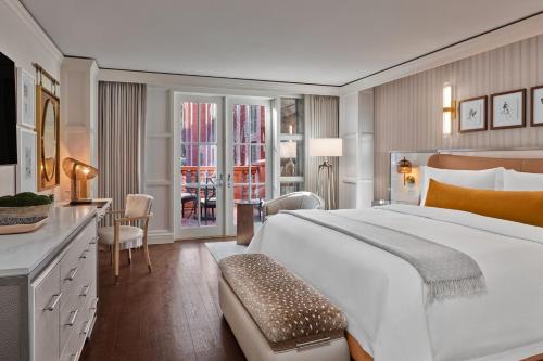 Grand Deluxe with Balcony, Guest room, 1 King, Balcony