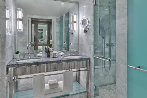 Grand Deluxe with Balcony, Guest room, 1 King, Balcony