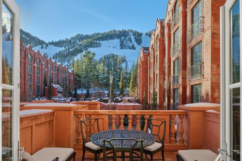 Grand Deluxe with Balcony, Guest room, 1 King, Balcony