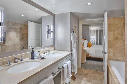 Loft, 2 Bedroom Bi-level Suite, Fireplace