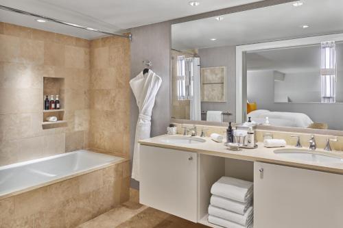 Loft, 2 Bedroom Bi-level Suite, Fireplace
