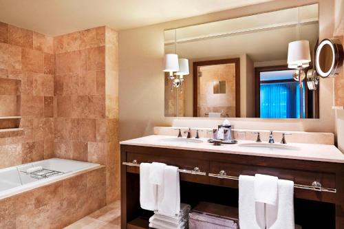 Loft, 2 Bedroom Bi-level Suite, Fireplace