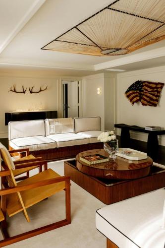 Luxury One-Bedroom King Suite 