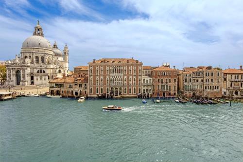 Landmark, Larger Guest room with Canal View,  1 King or 2 Twin/Single Bed(s)
