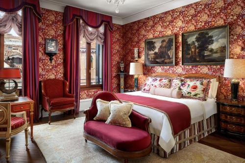 Patron, 1 Bedroom Larger Suite, 1 King, Grand Canal view