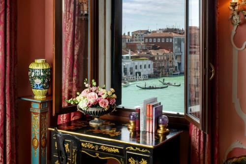 Patron, 1 Bedroom Larger Suite, 1 King, Grand Canal view