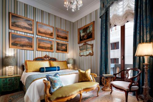 Patron, 1 Bedroom Larger Suite, 1 King, Grand Canal view
