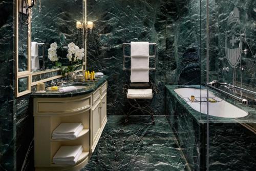 Patron, 1 Bedroom Larger Suite, 1 King, Grand Canal view