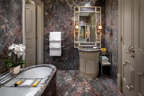 Patron, 1 Bedroom Larger Suite, 1 King, Grand Canal view