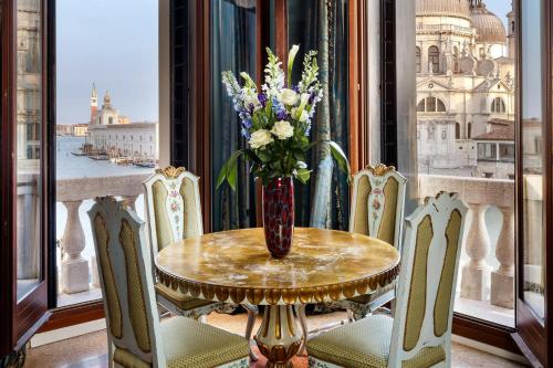 Patron, 1 Bedroom Larger Suite, 1 King, Grand Canal view