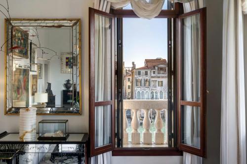 Patron, 1 Bedroom Larger Suite, 1 King, Grand Canal view