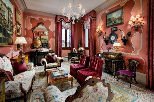 Patron, 1 Bedroom Larger Suite, 1 King, Grand Canal view