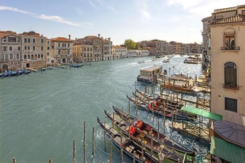 Patron, 1 Bedroom Larger Suite, 1 King, Grand Canal view