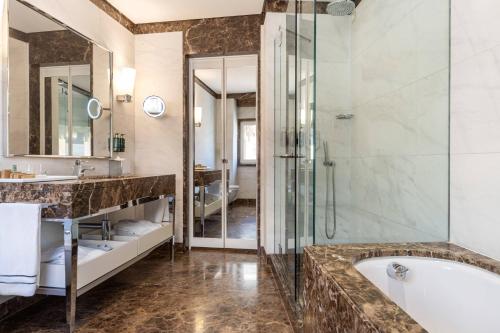Junior Suite with Spa Access