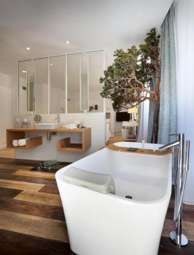 Executive Suite with Balcony