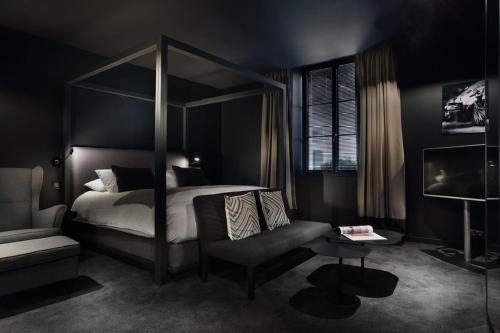 Black Infinite Room
