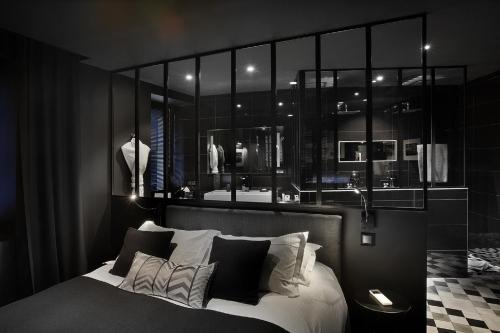 Black Infinite Room