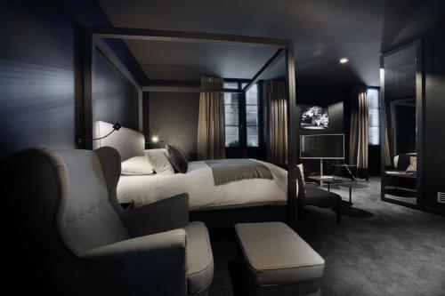 Black Infinite Room
