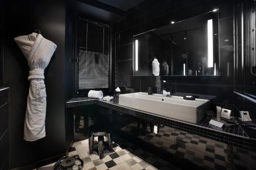 Black Infinite Room