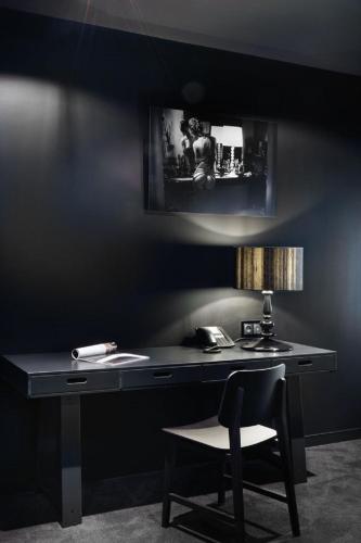 Black Infinite Room