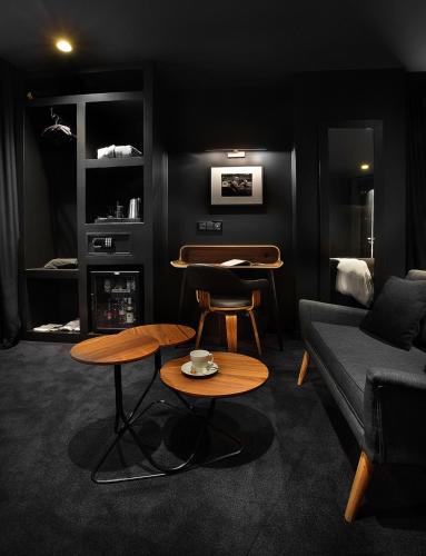 Black Infinite Room