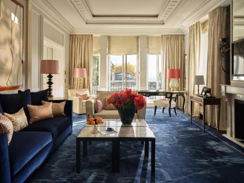 Deluxe Corner Suite