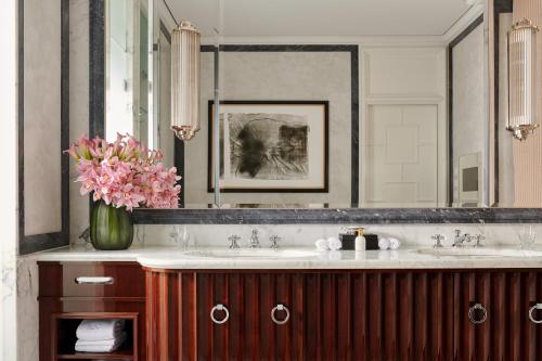 Deluxe Corner Suite