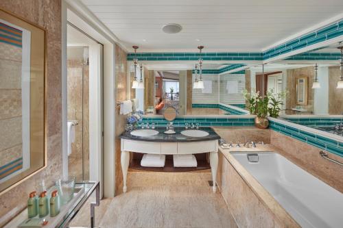 Deluxe Two-Bedroom Theme Suite King