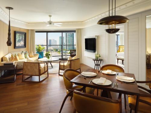Deluxe One-Bedroom Suite King