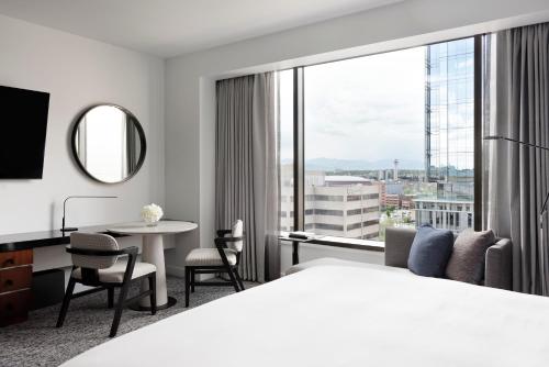 Deluxe Mountain King Room