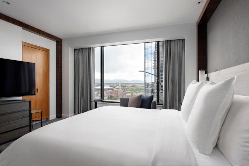 Deluxe Mountain Room with Two Double Beds 