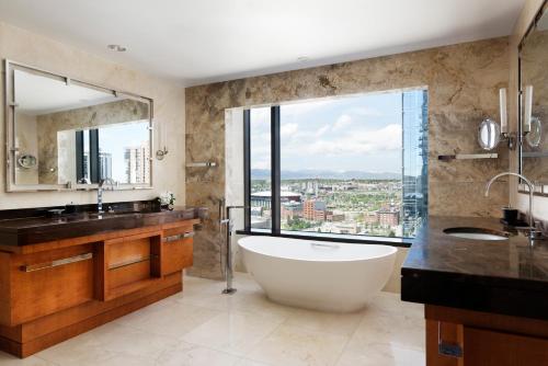 Premier King Suite