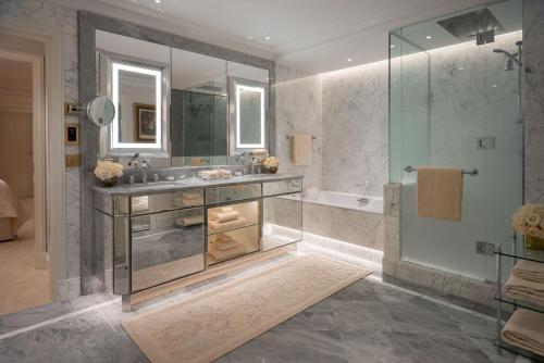 Eiffel Tower Suite