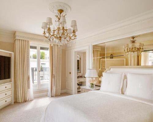 Deluxe Suite two twin beds