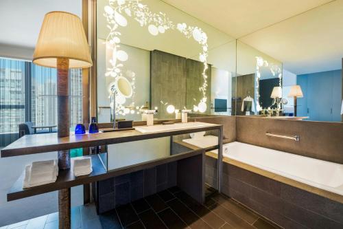 Wonderful Twin Room with City View