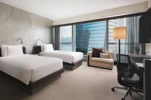 Spectacular Twin Room with Partial Harbor View