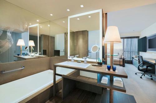 Spectacular Twin Room with Partial Harbor View