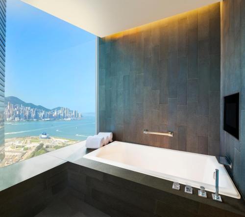 Cool Corner King Room with Partial Harbor View