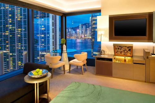 Cool Corner King Room with Partial Harbor View