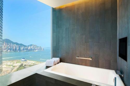 Cool Corner King Room with Partial Harbor View
