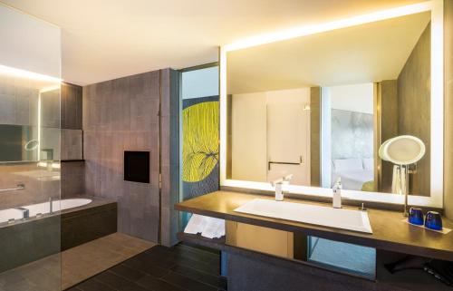 Fantastic King Suite with Oceanfront View